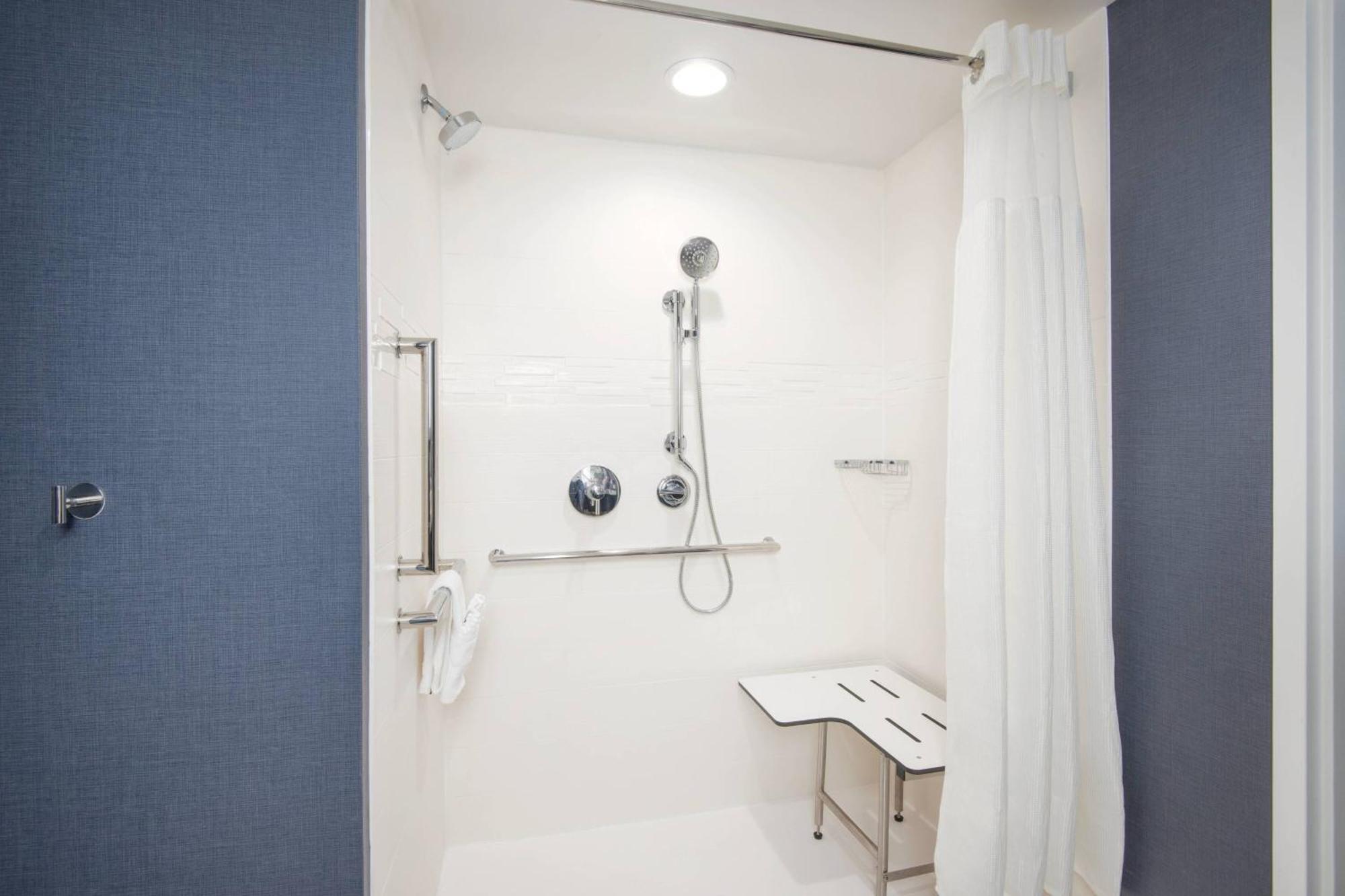By Marriott Keystone Hotel 3*