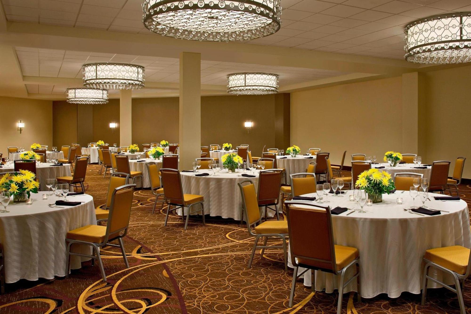 Sheraton At Keystone Crossing 3*