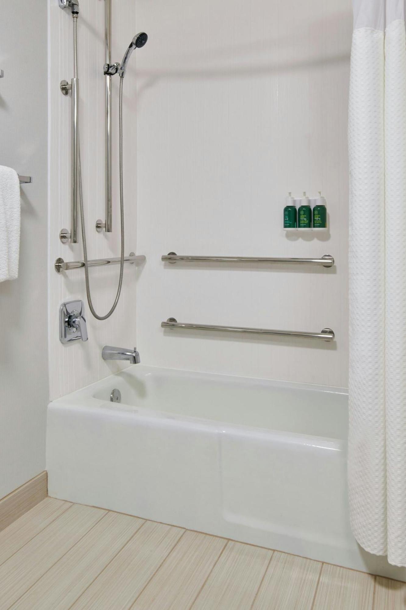 Hotel Courtyard By Marriott Castleton 3*