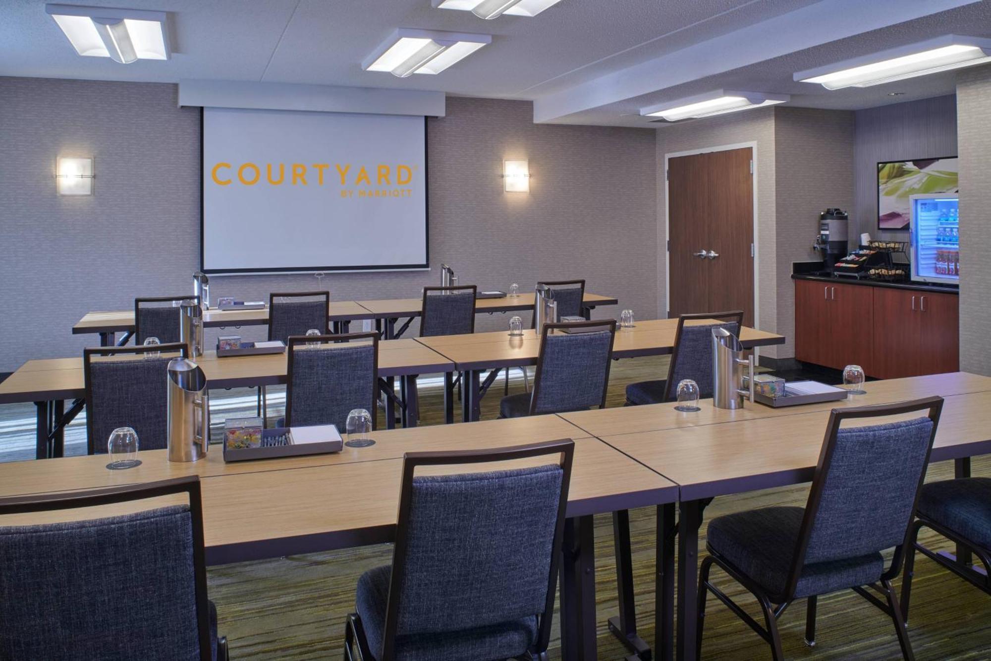 Courtyard By Marriott Castleton Hotel 3*