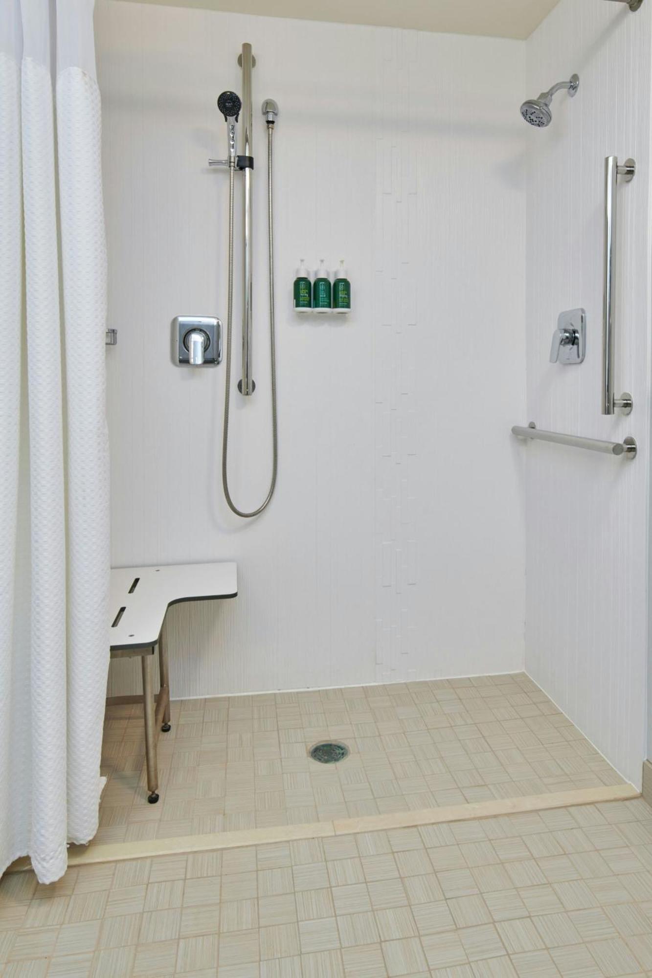 Courtyard By Marriott Castleton Hotel 3*