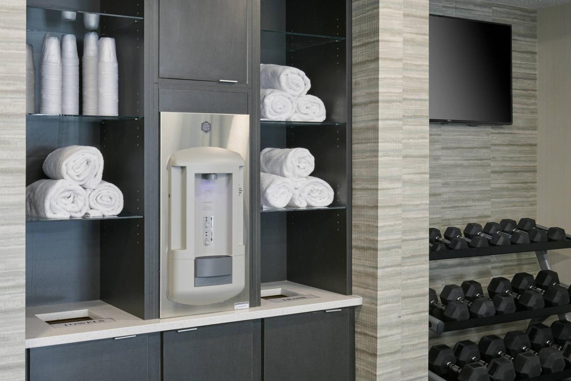 Courtyard By Marriott Castleton Hotel