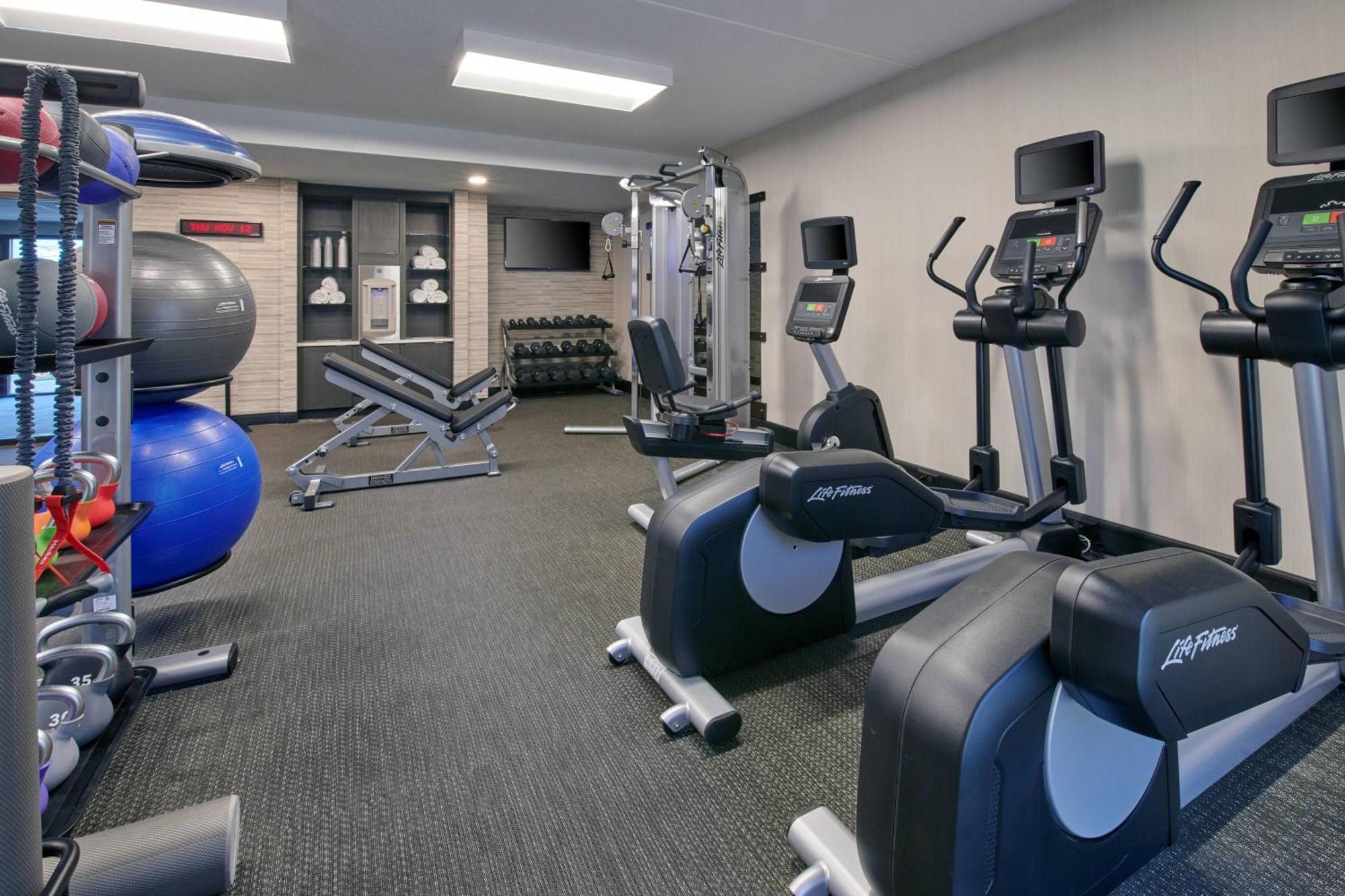 Courtyard By Marriott Castleton Hotel 3*