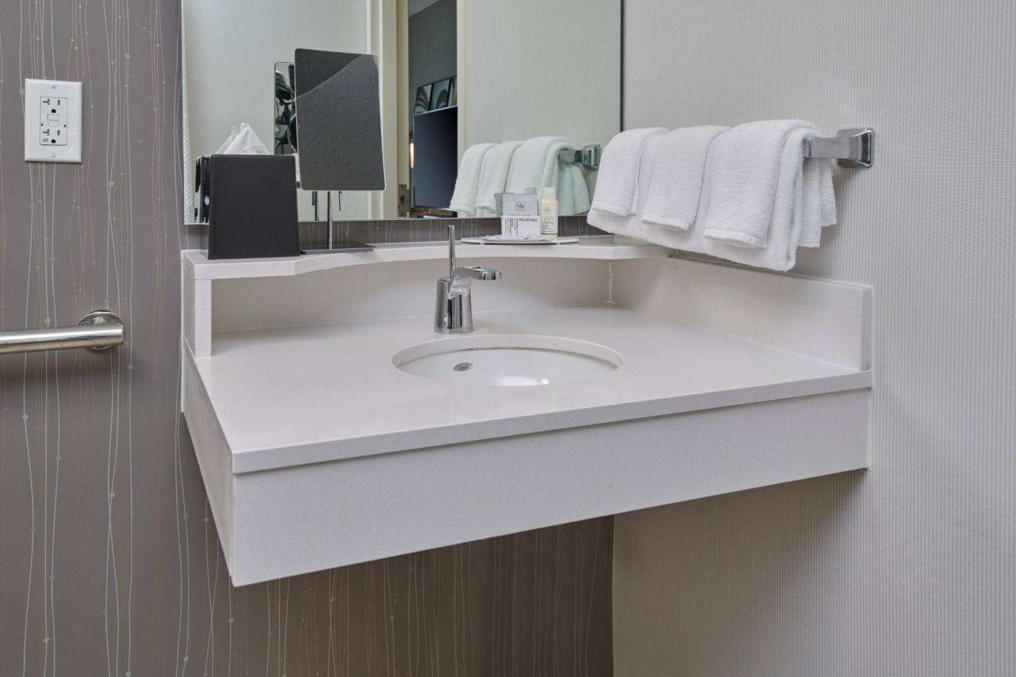 Hotel Courtyard By Marriott Castleton 3*