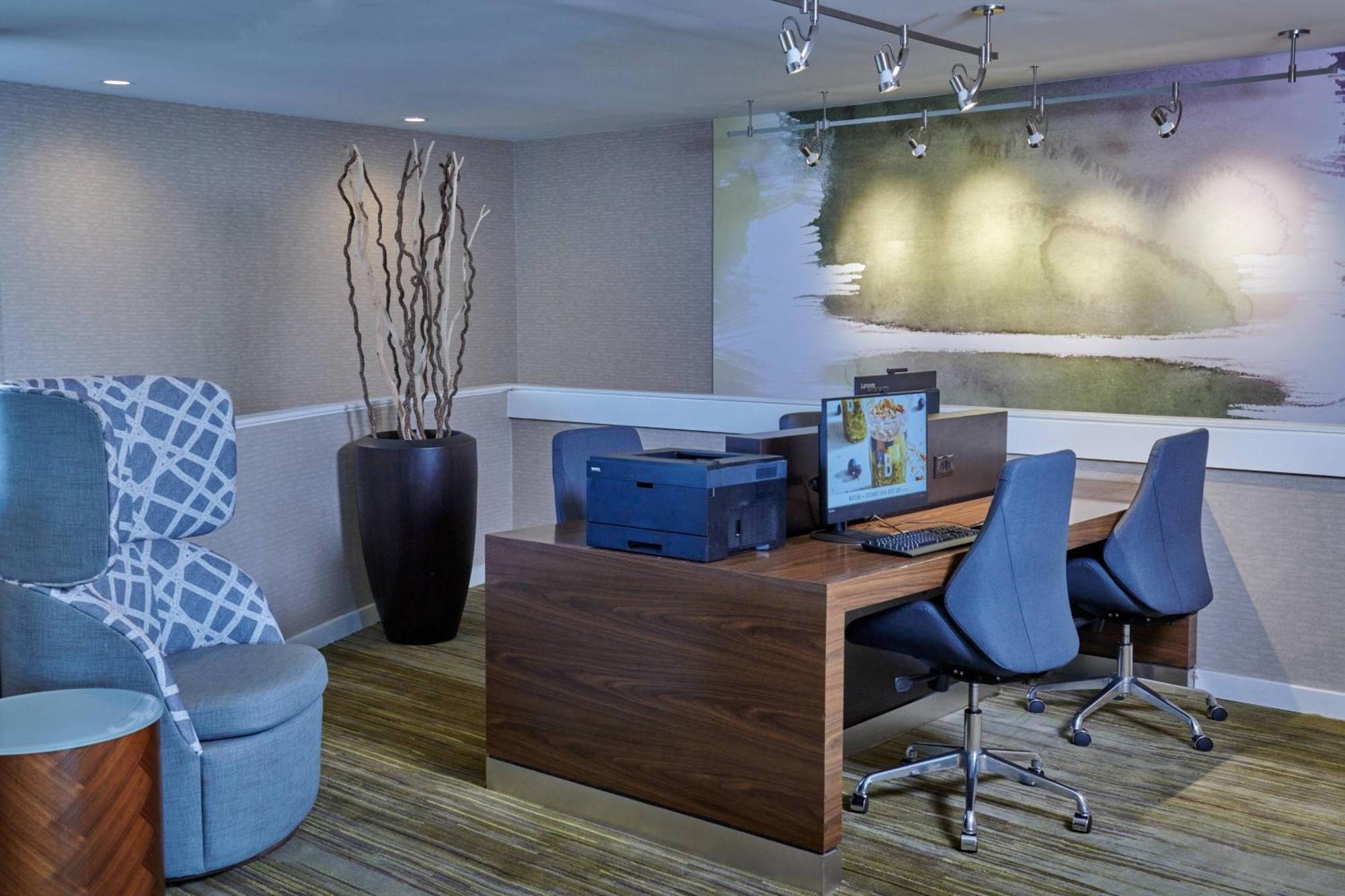 Courtyard By Marriott Castleton Hotel