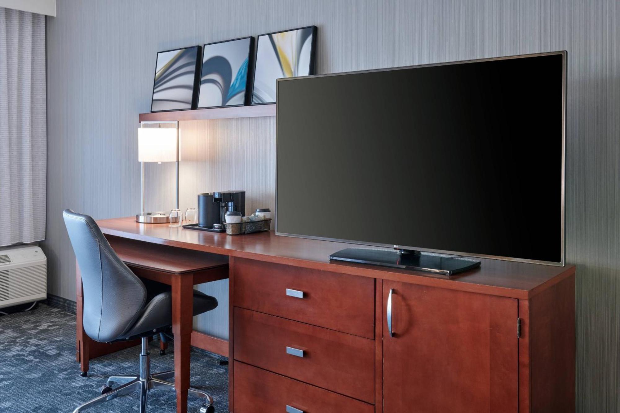 Hotel Courtyard By Marriott Castleton 3*