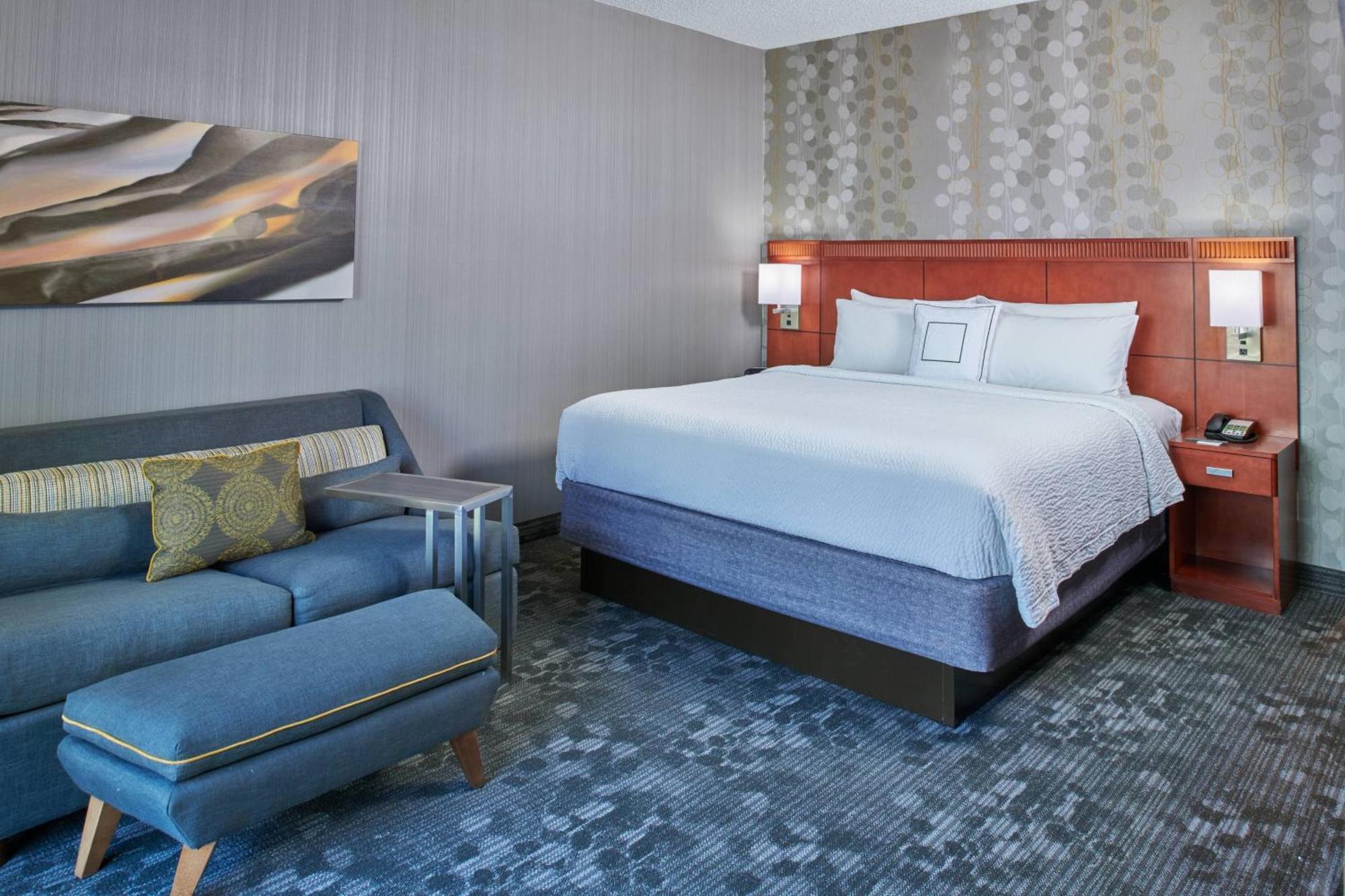 Courtyard By Marriott Castleton Hotel 3*