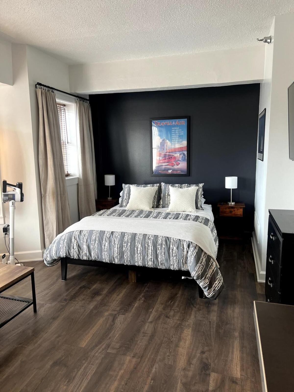 Apartment Downtown With Full Kitchen And Bath