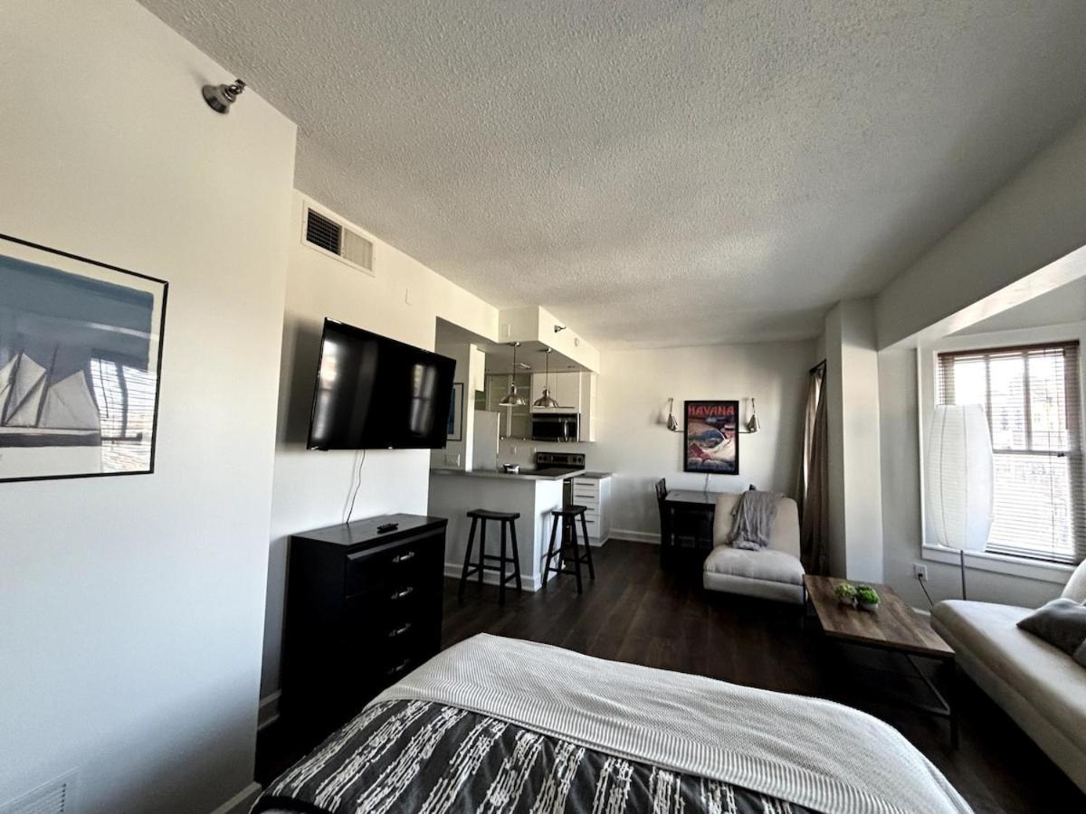 Downtown With Full Kitchen And Bath