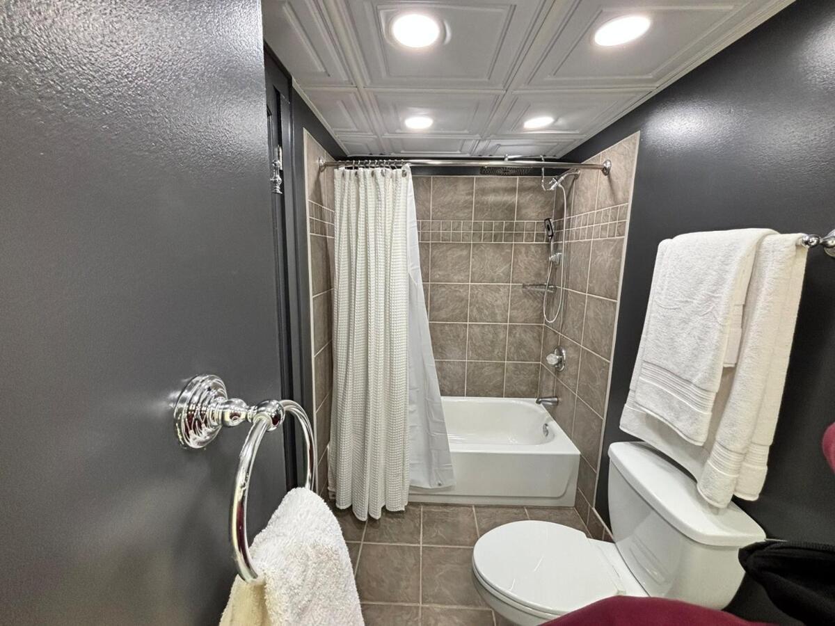 Apartment Downtown With Full Kitchen And Bath