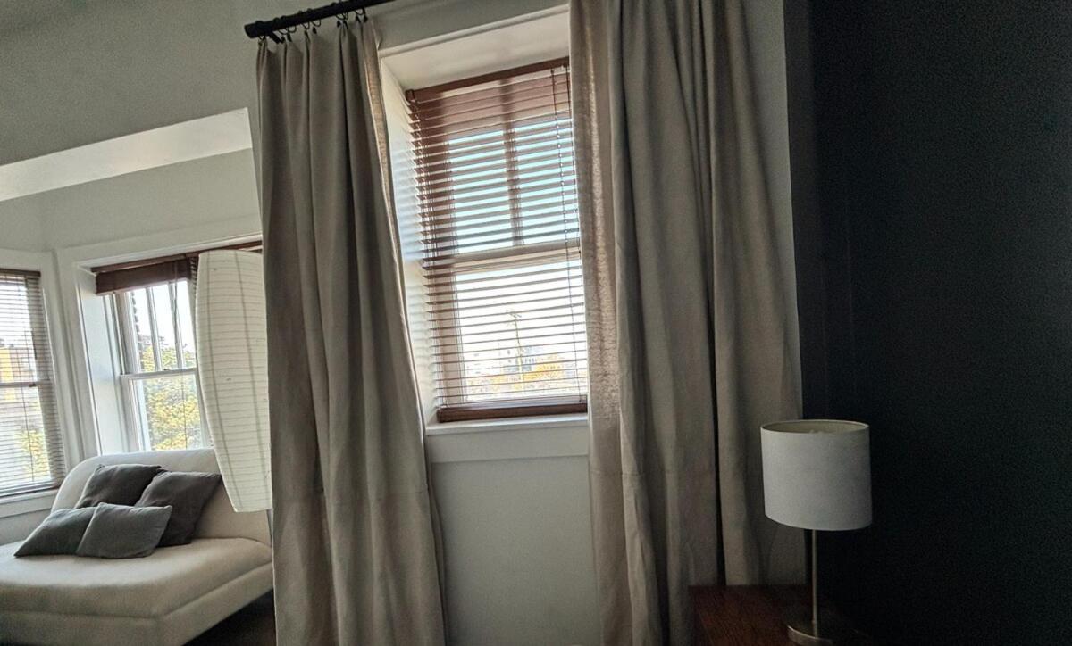 Downtown With Full Kitchen And Bath Apartment *