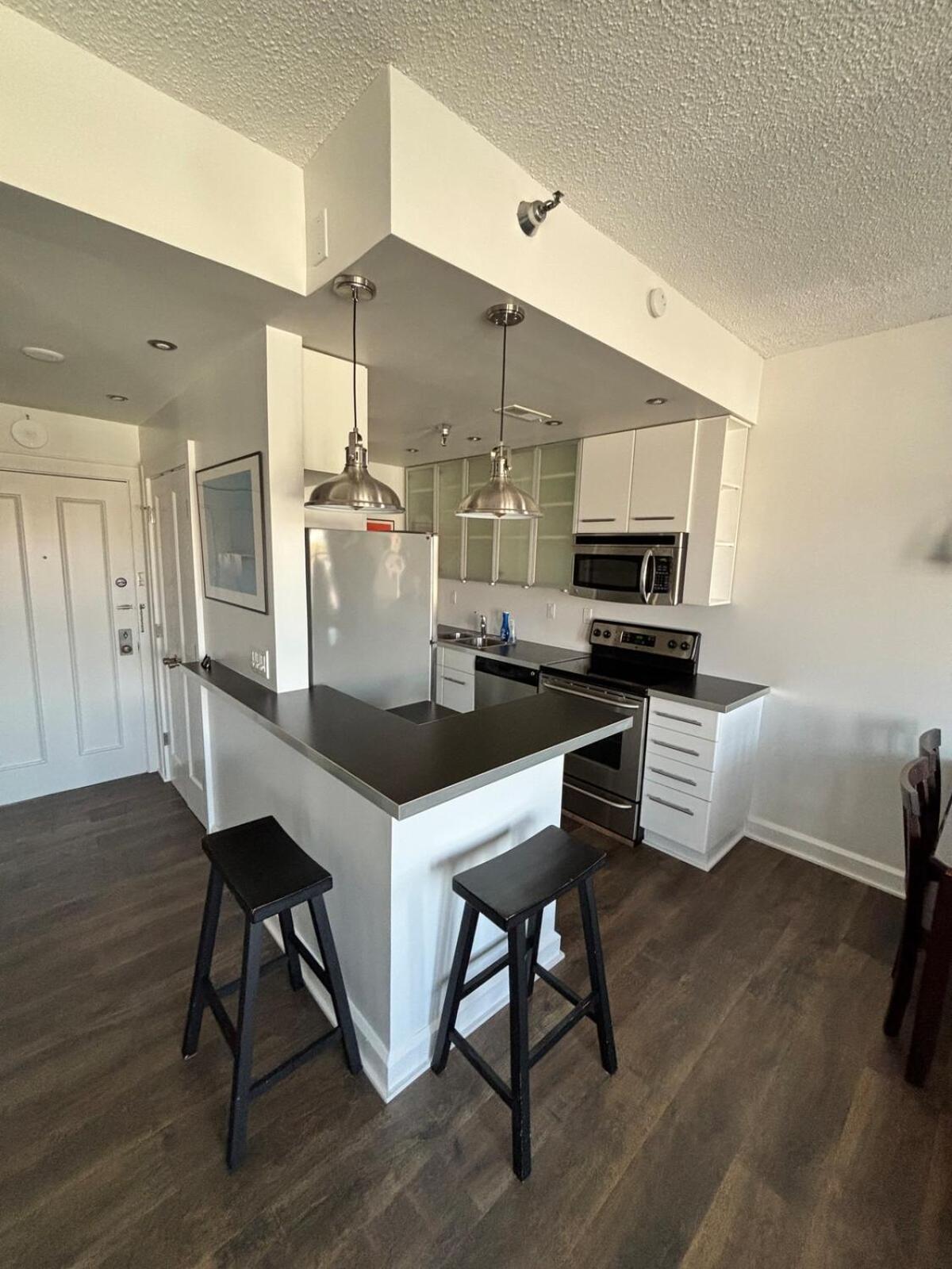 Apartment Downtown With Full Kitchen And Bath *