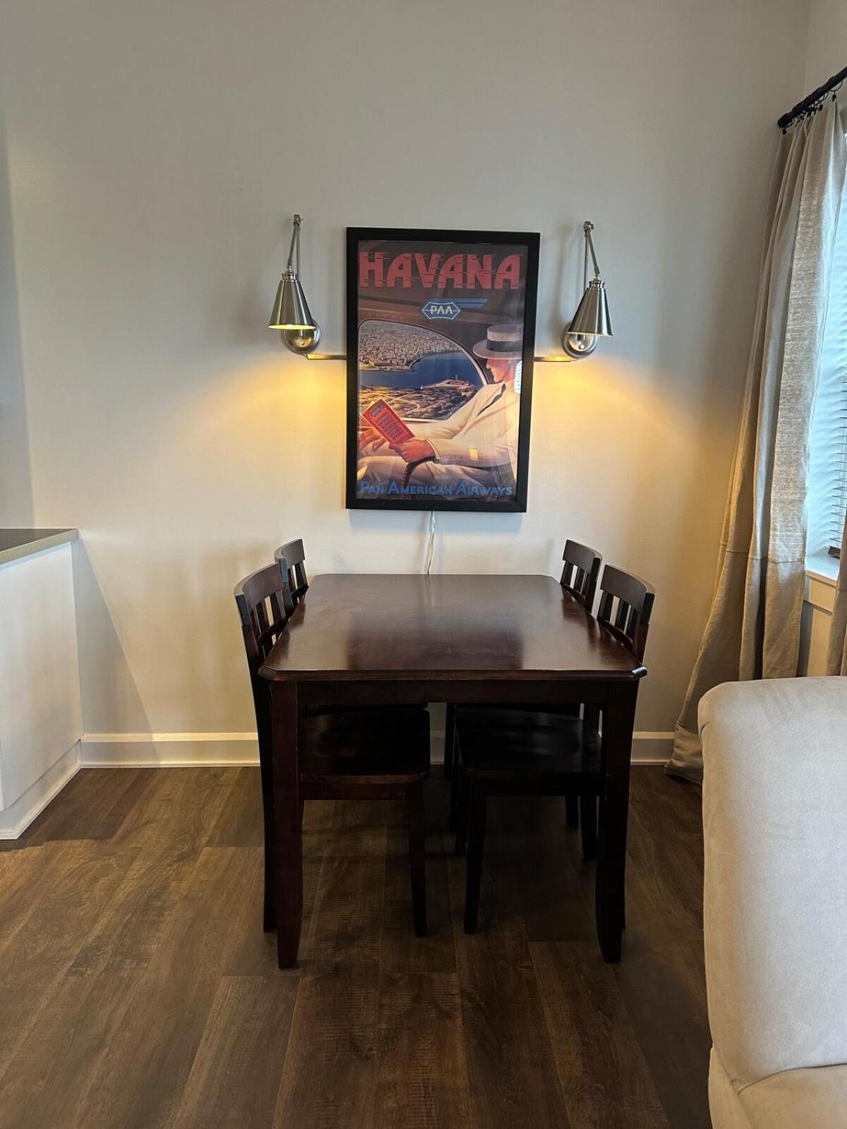 Downtown With Full Kitchen And Bath Apartment *