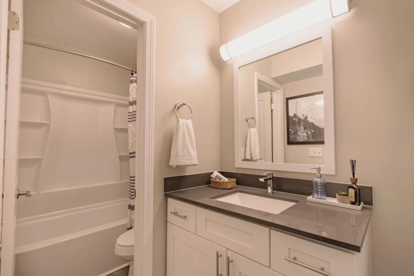 Landing At A62 - 1 Bedroom In Allisonville Apartment *