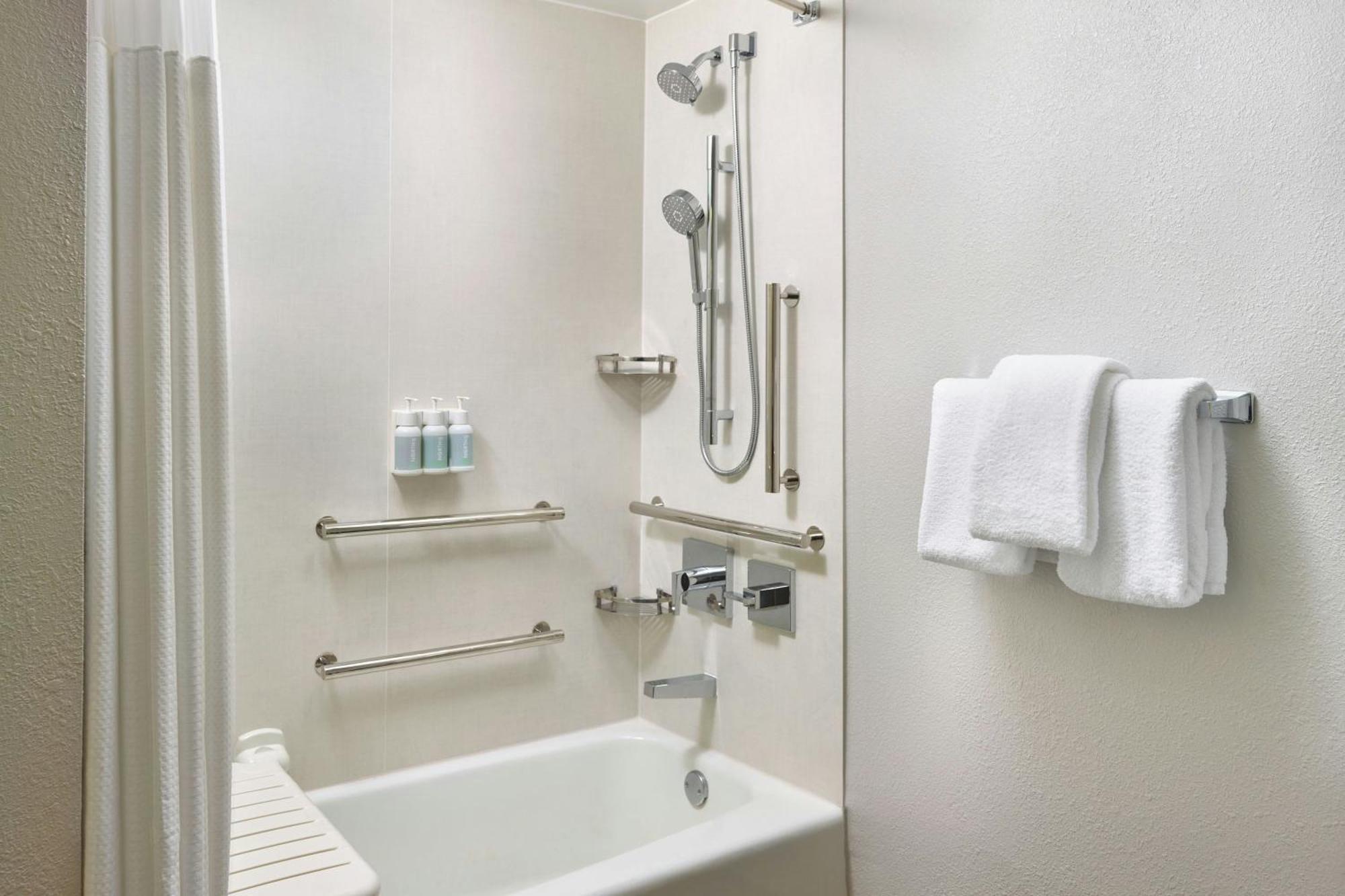 Courtyard By Marriott Castleton Hotel Indianapolis