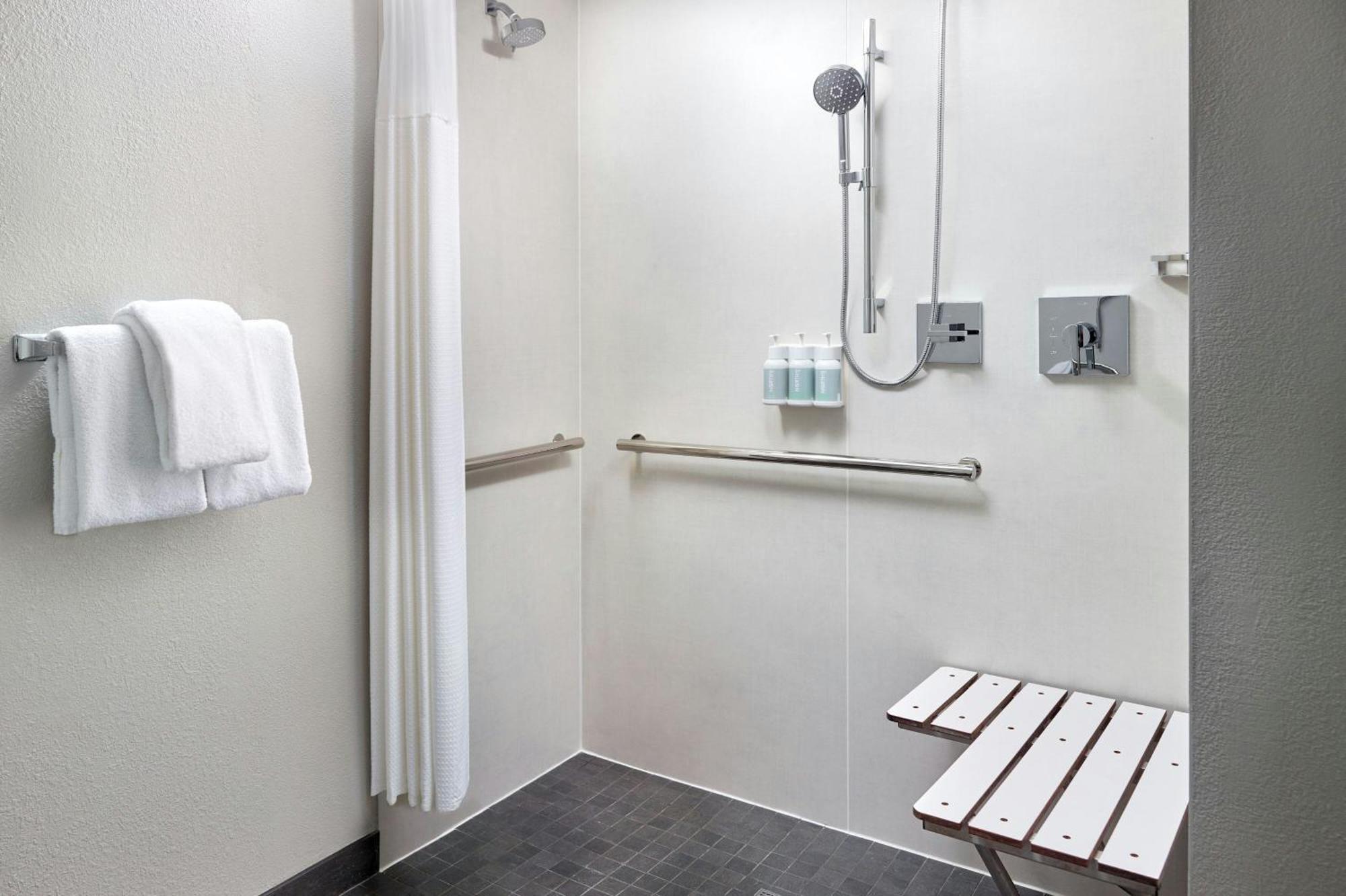 Courtyard By Marriott Castleton Hotel Indianapolis