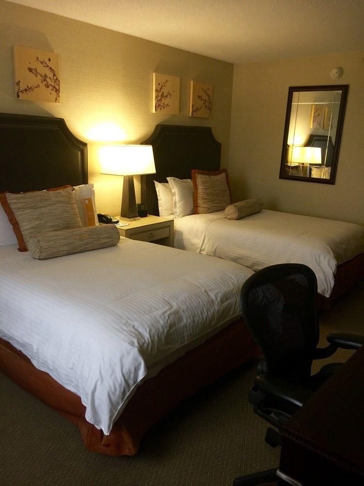 Hotel Wyndham Airport 3*