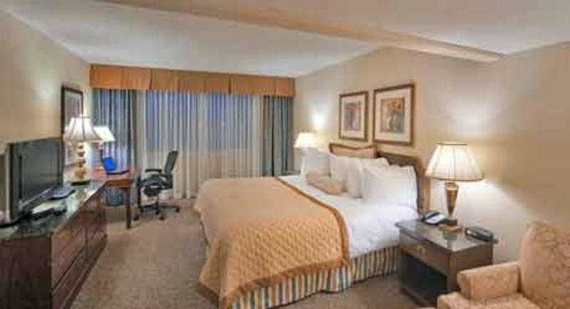 Wyndham Airport Hotel