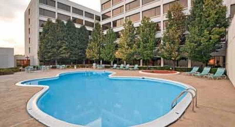 Hotel Wyndham Airport 3*