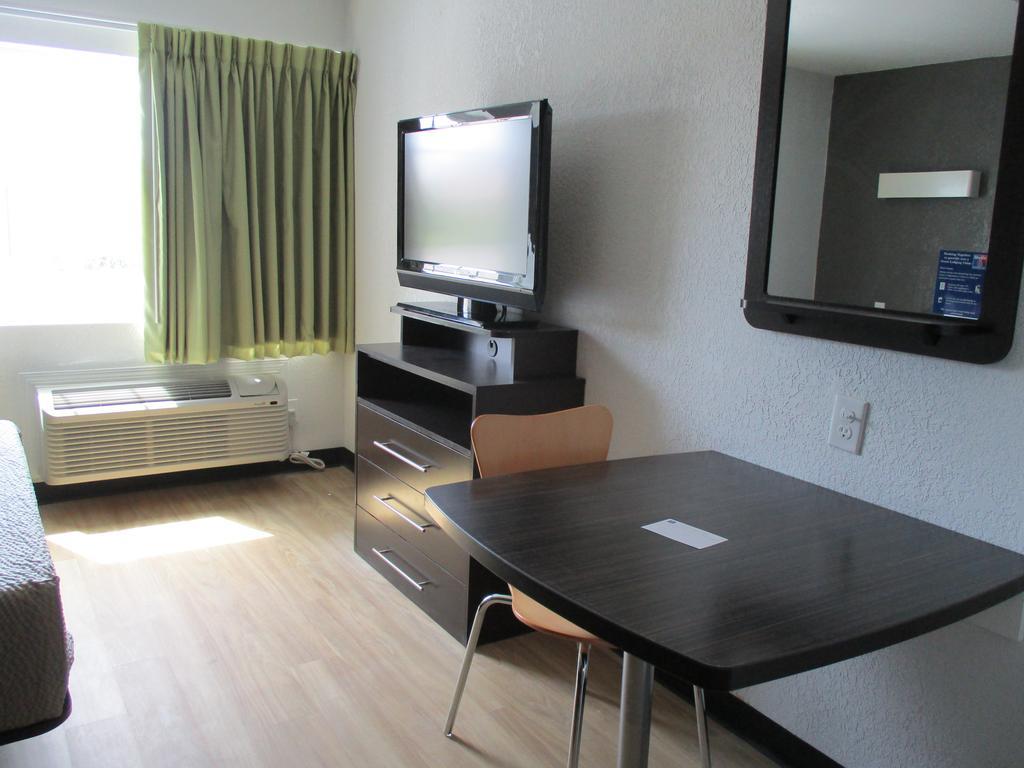 6-indianapolis, In Hotel