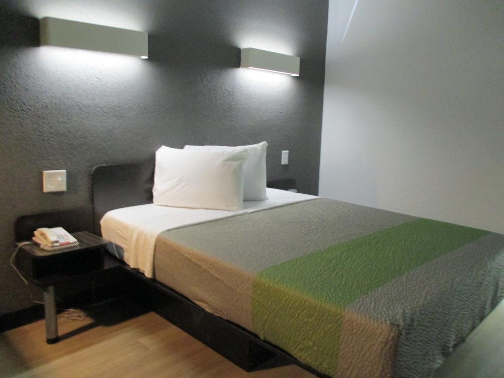 6-indianapolis, In Hotel
