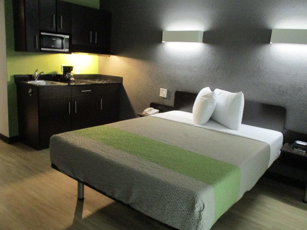 Hotel 6-indianapolis, In Indianapolis