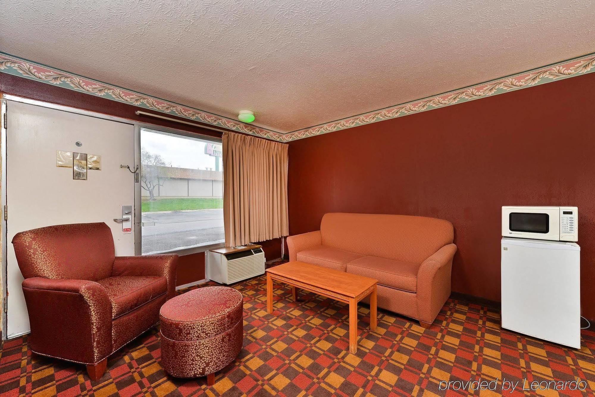 Red Roof East Motel 2*