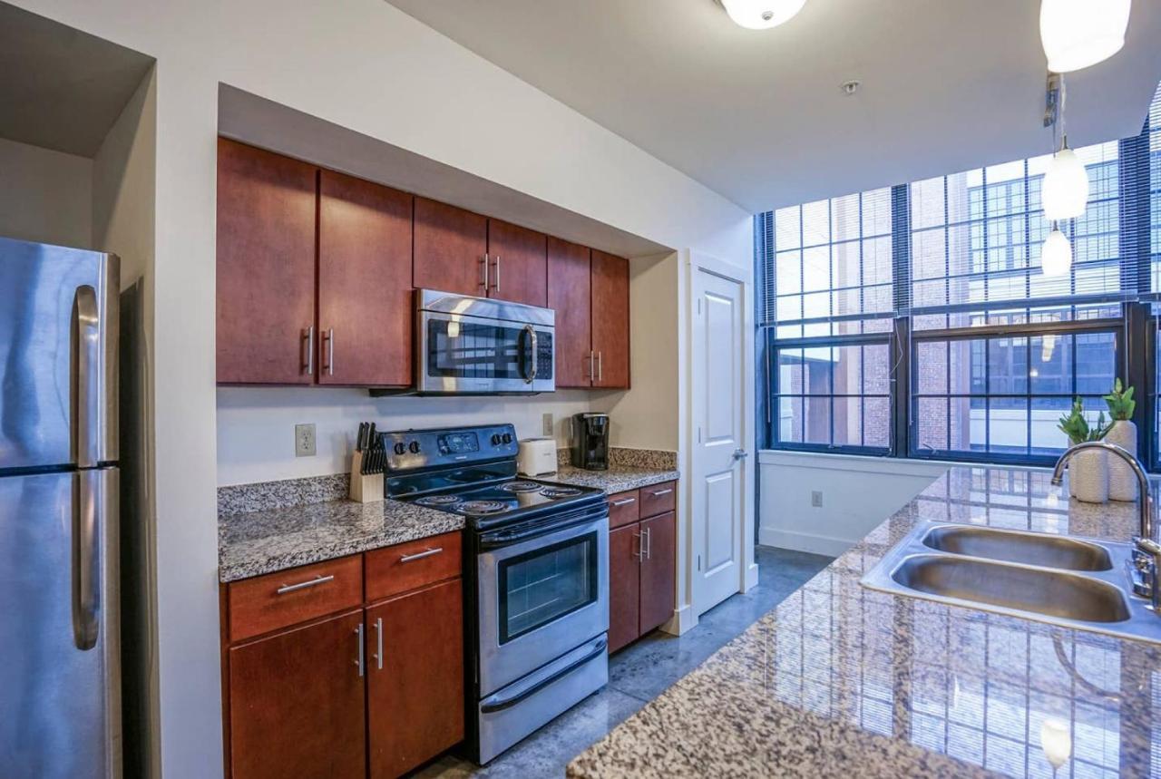 Frontdesk 800 Capitol Apts Downtown Indy *