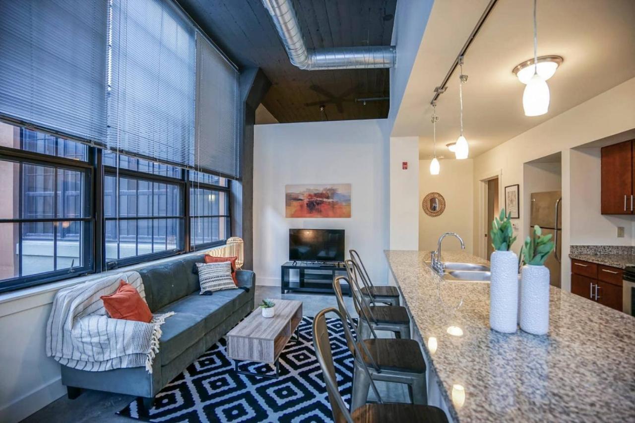 Frontdesk 800 Capitol Apts Downtown Indy Apartment Indianapolis