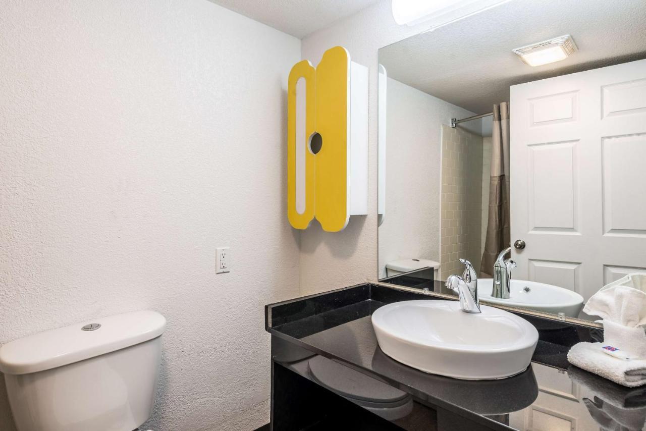 Hotel 6-indianapolis, In 2*