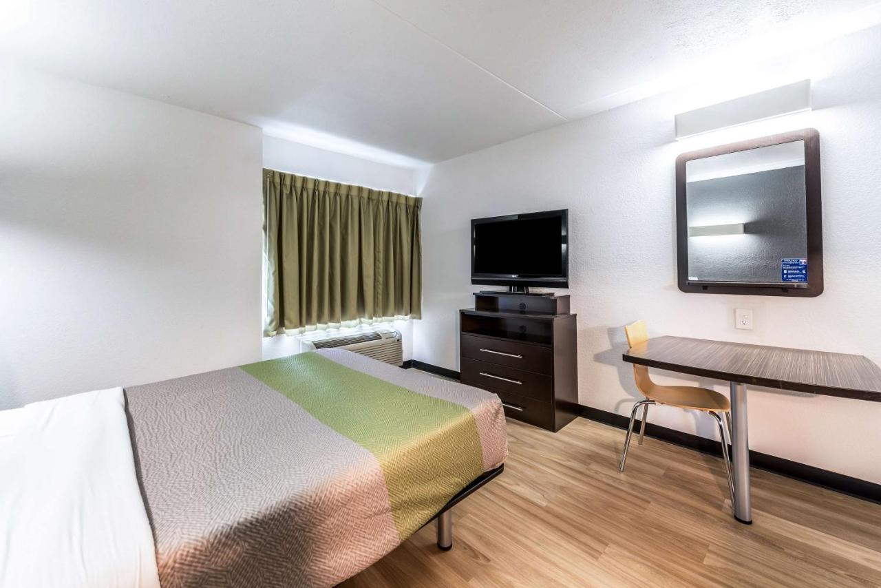 Hotel 6-indianapolis, In Indianapolis