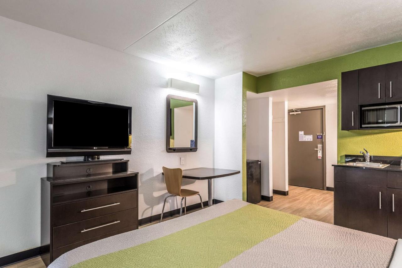 Hotel 6-indianapolis, In 2*