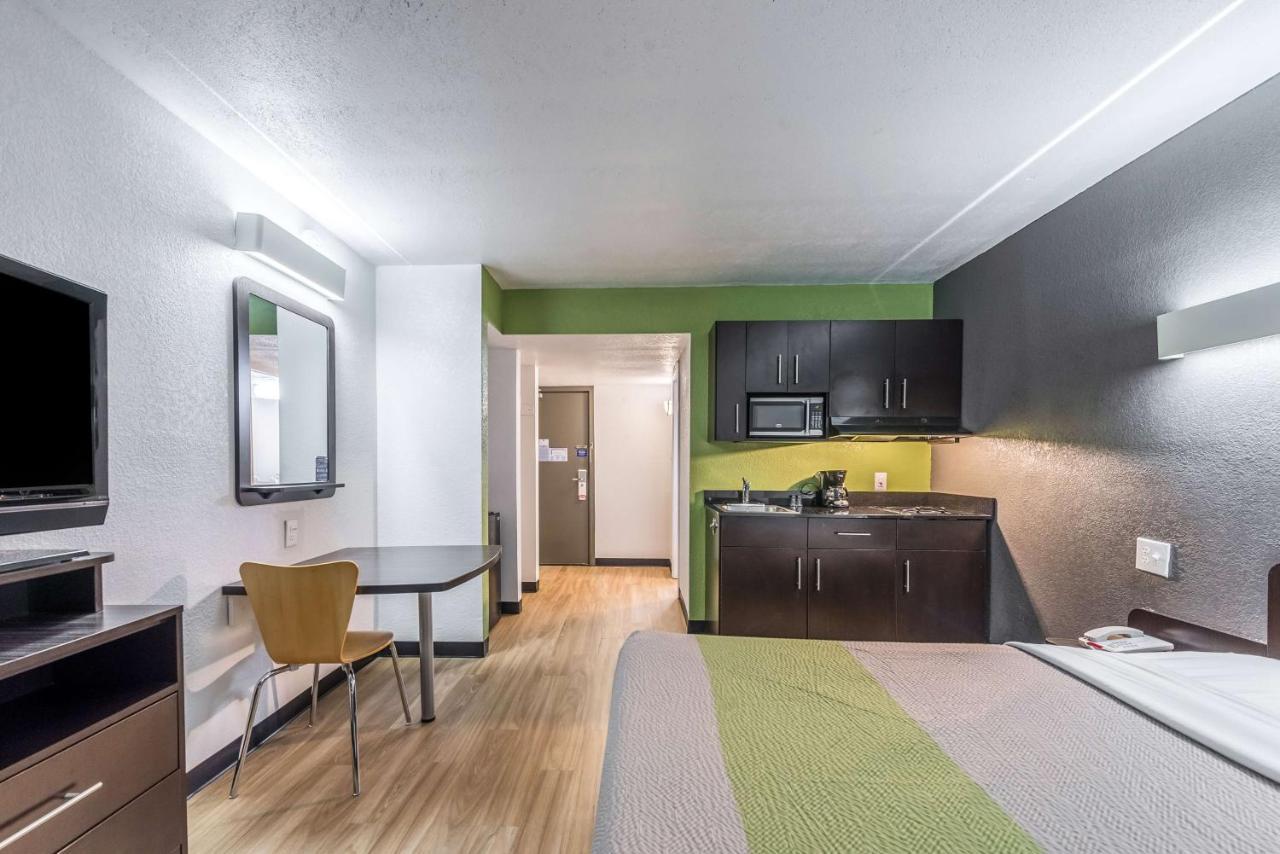 Hotel 6-indianapolis, In
