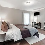 The Indy Unit! King Bed/Free Coffee/Keyless Entry!