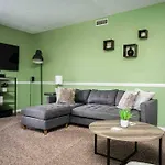 Modern 3 Bedroom 20 Min Downtown / 25 Mins Grand Park