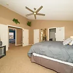 Modern 3 Bedroom 20 Min Downtown / 25 Mins Grand Park