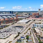 Indy Stadium Villa 711 L
