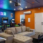 Stay And Play Indy - Indoor Fun - Great For Families - Sleeps 10
