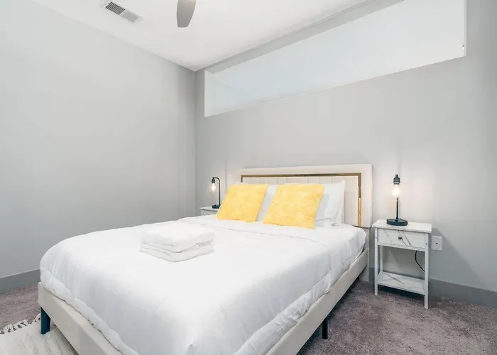 Stylish 1Br Apartment With View