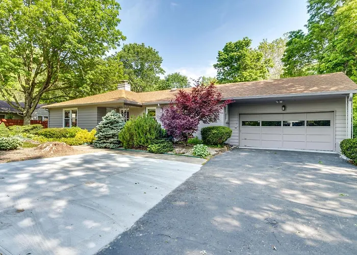 Tree-Lined Indianapolis Home About 10 Mi To Downtown!