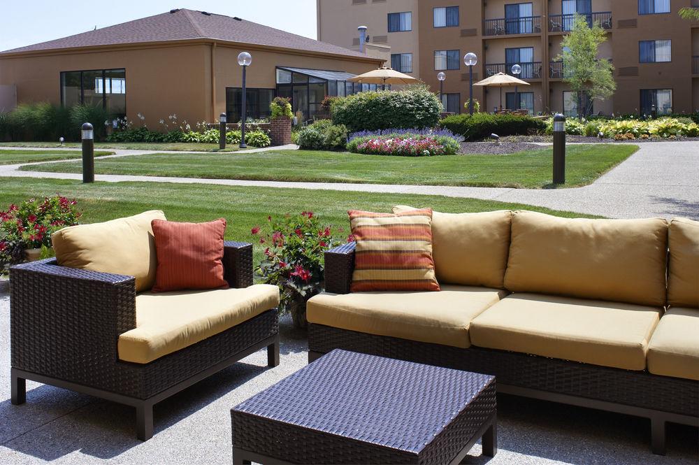 Courtyard By Marriott Airport Hotel
