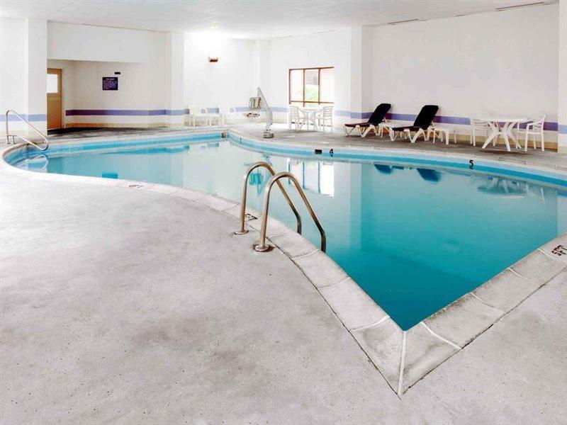 Days & By Wyndham Northwest Hotel