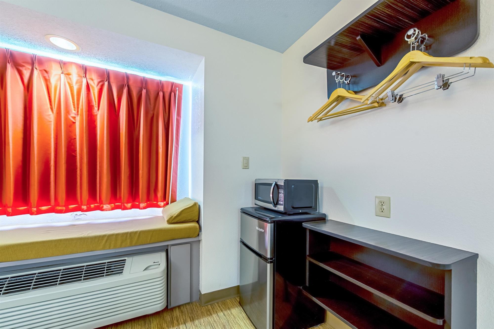 Motel 6 Carmel 2*