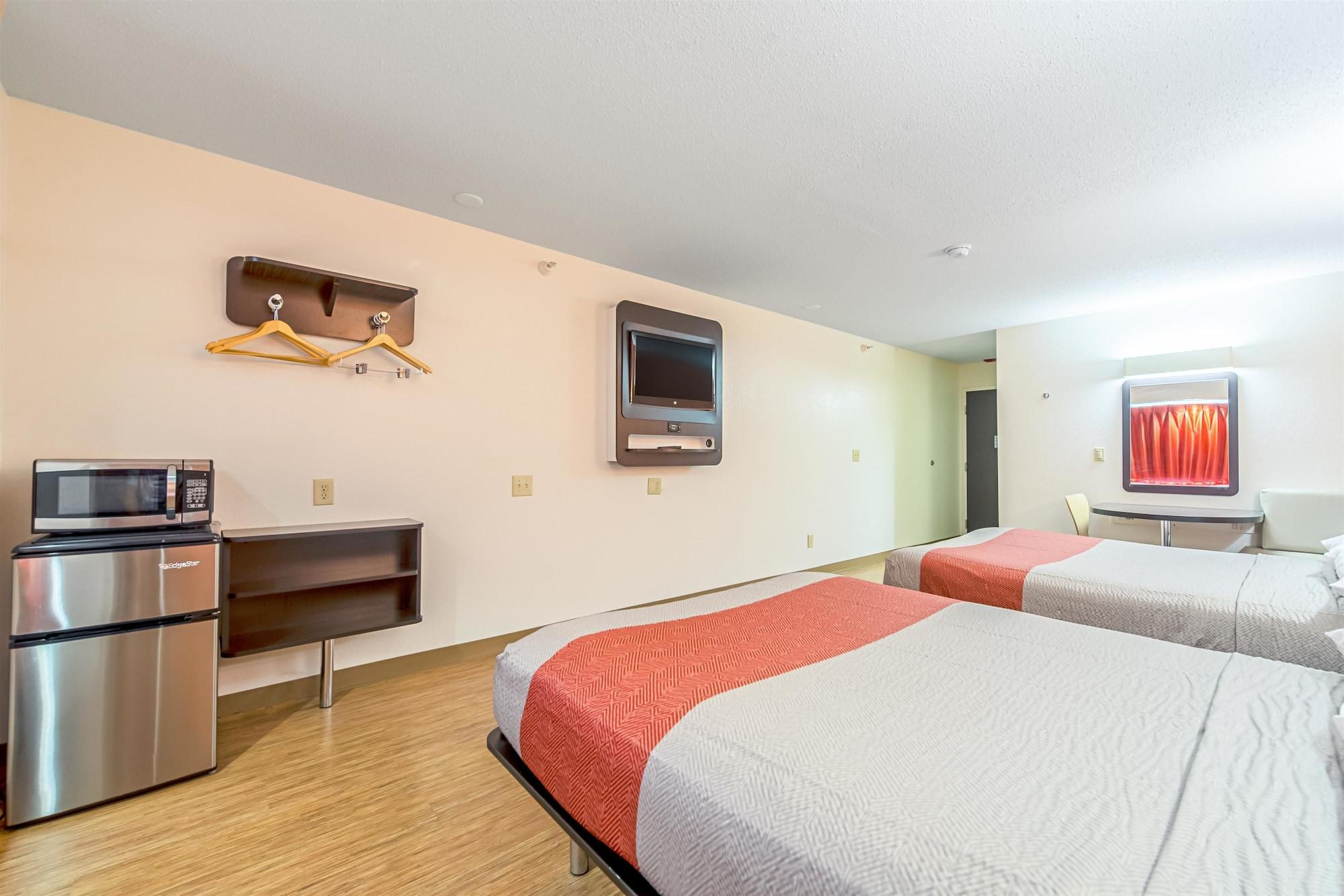 Motel 6 Carmel 2*