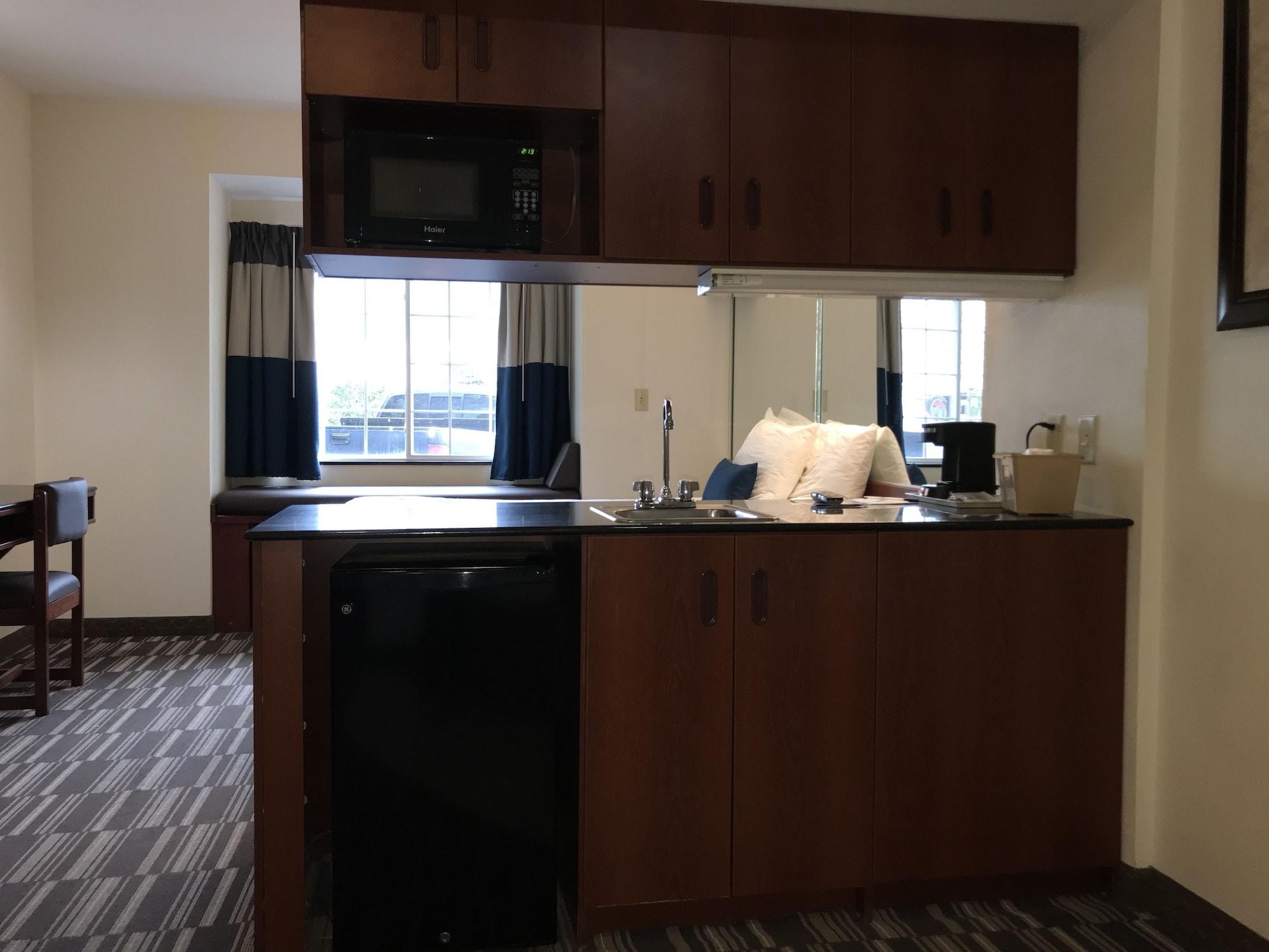 Microtel & By Wyndham Airport Hotel 2*