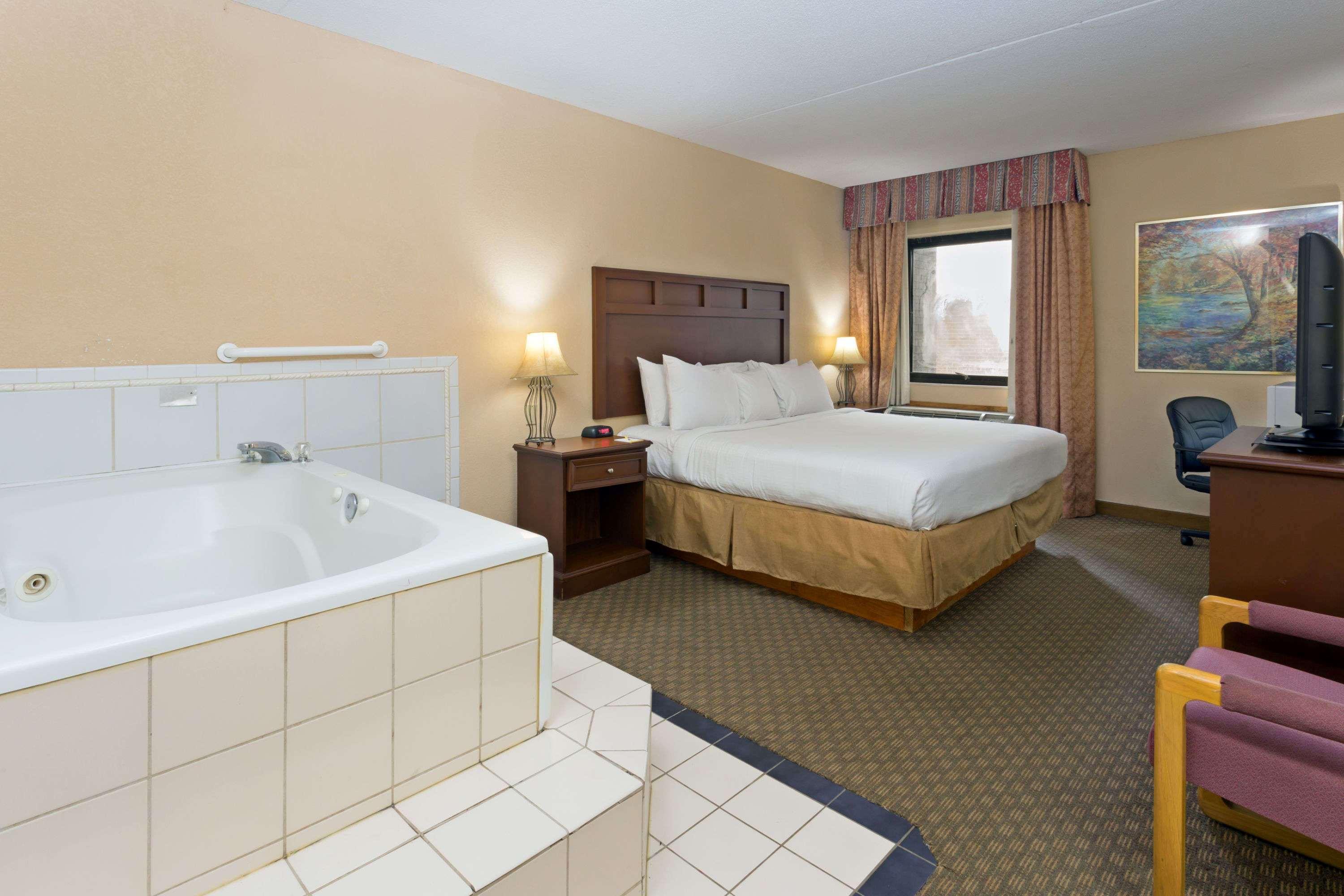 Days & By Wyndham Northwest Hotel 2*