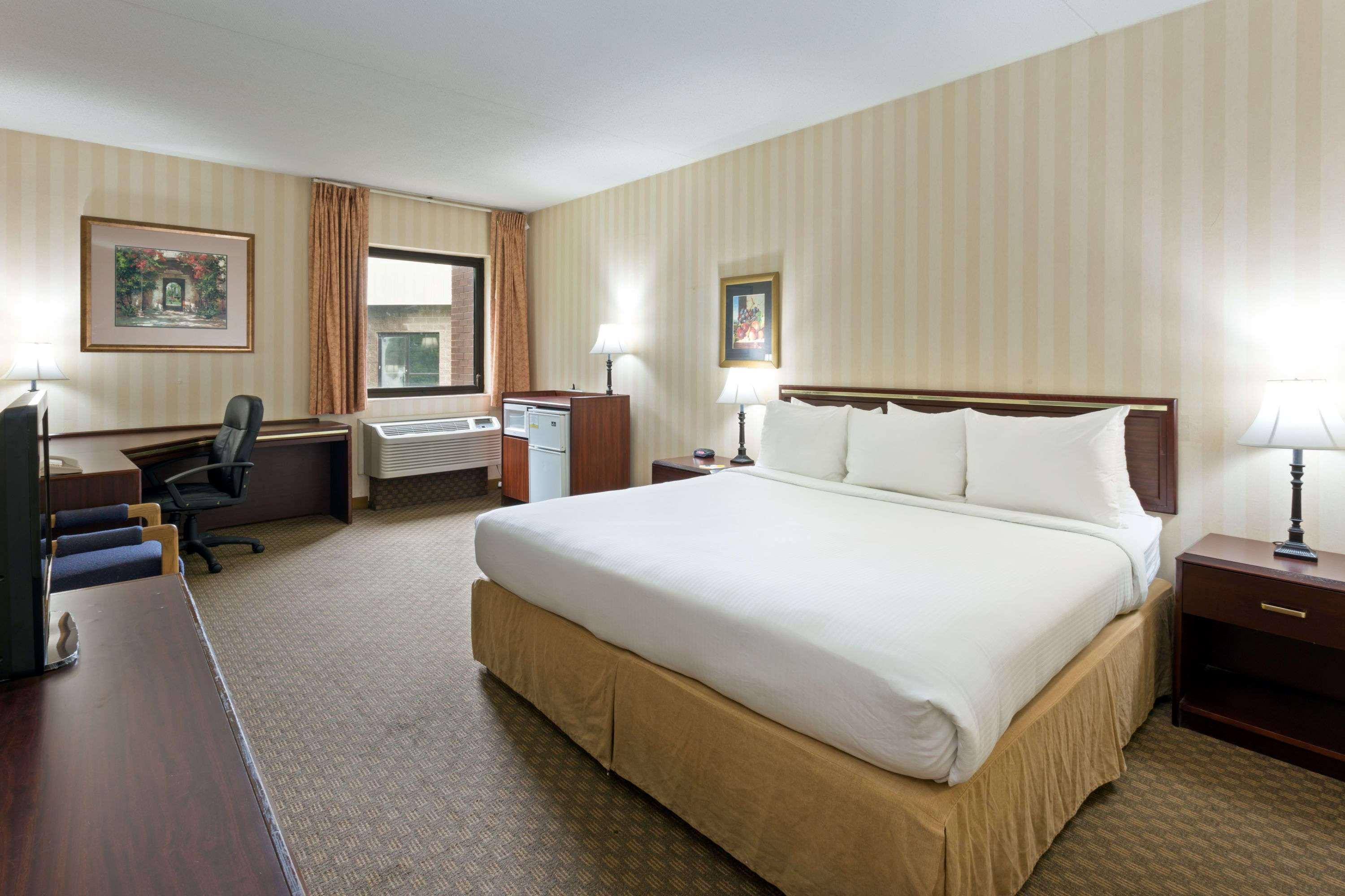Days & By Wyndham Northwest Hotel 2*