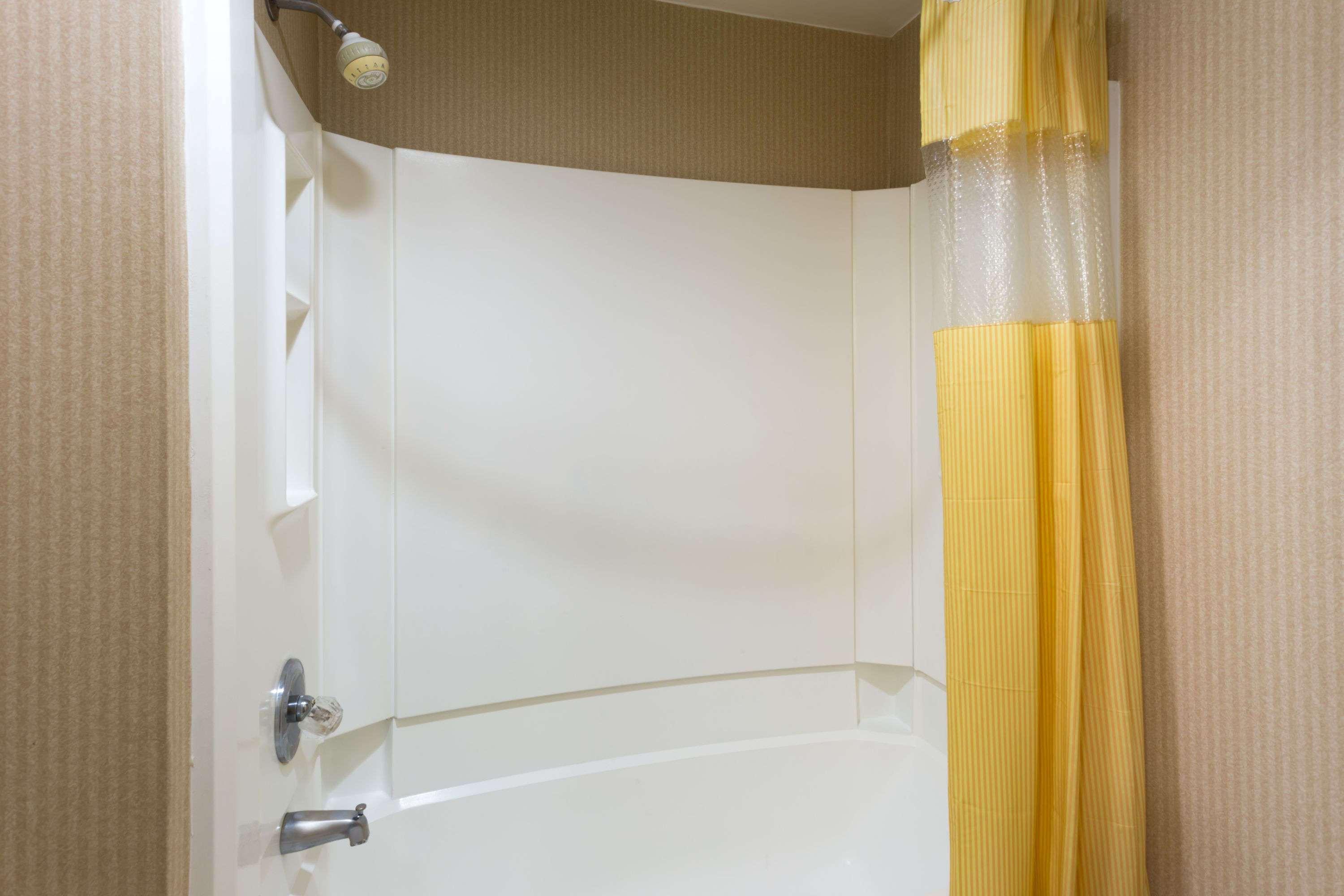 Days & By Wyndham Northwest Hotel Indianapolis