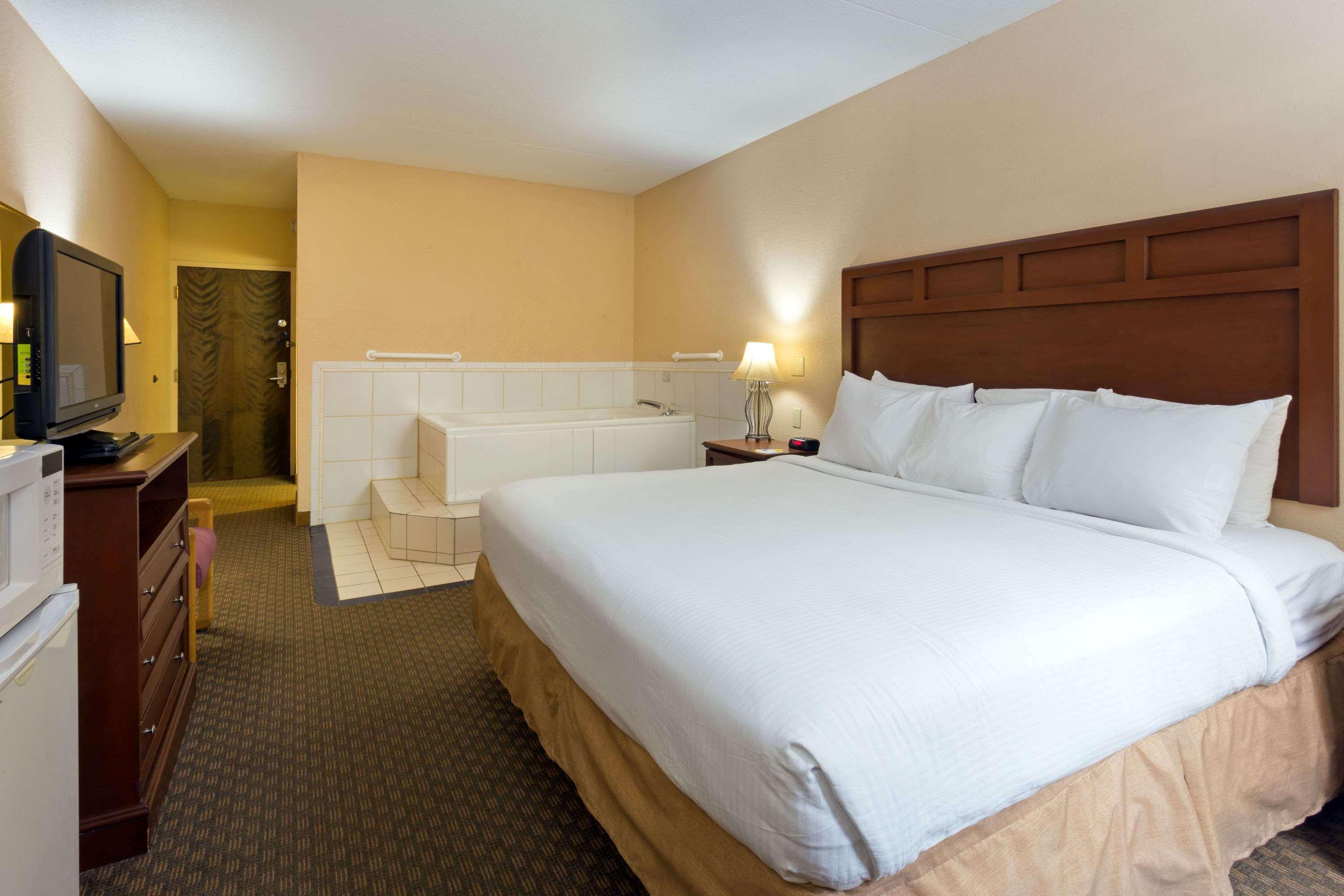 Days & By Wyndham Northwest Indianapolis