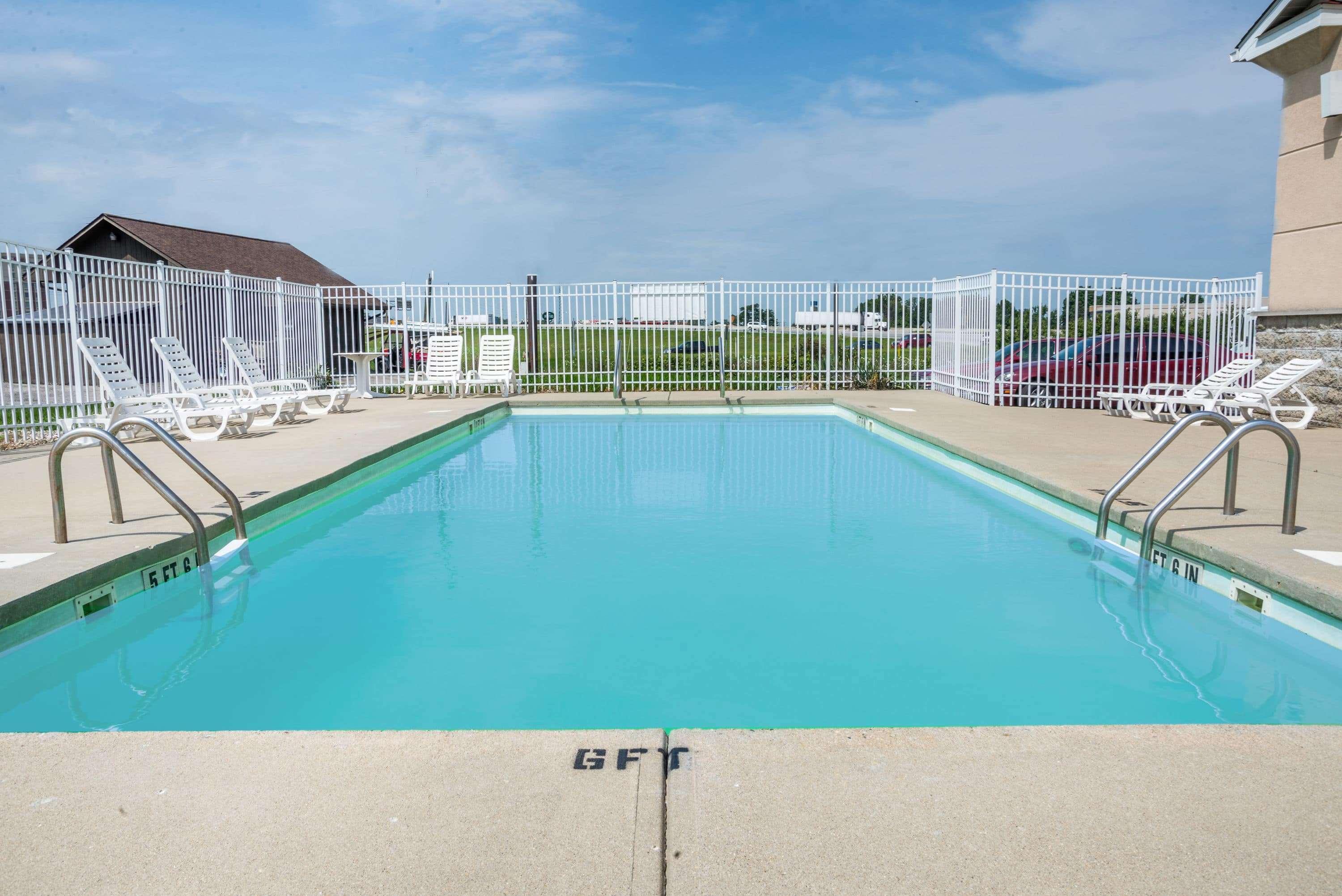 Super 8 By Wyndham Indianapolis/ne/castleton Area